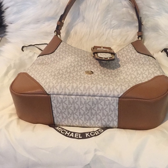 Michael Kors Lillian Vanilla Medium Shoulder Bag - Picture 8 of 17